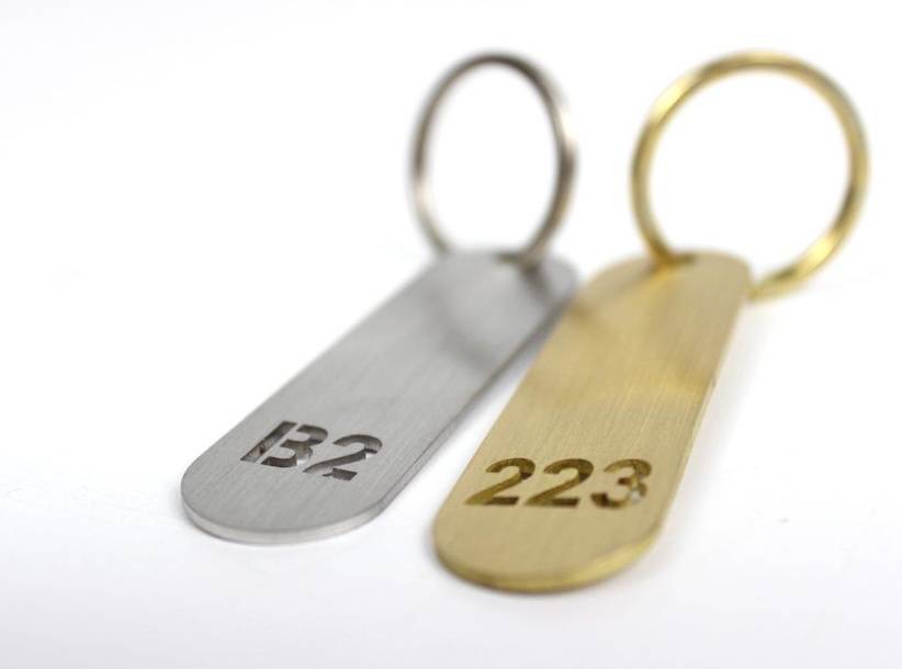 Modern minimal tasarıma sahip metal anahtarlık aksesuar modeli