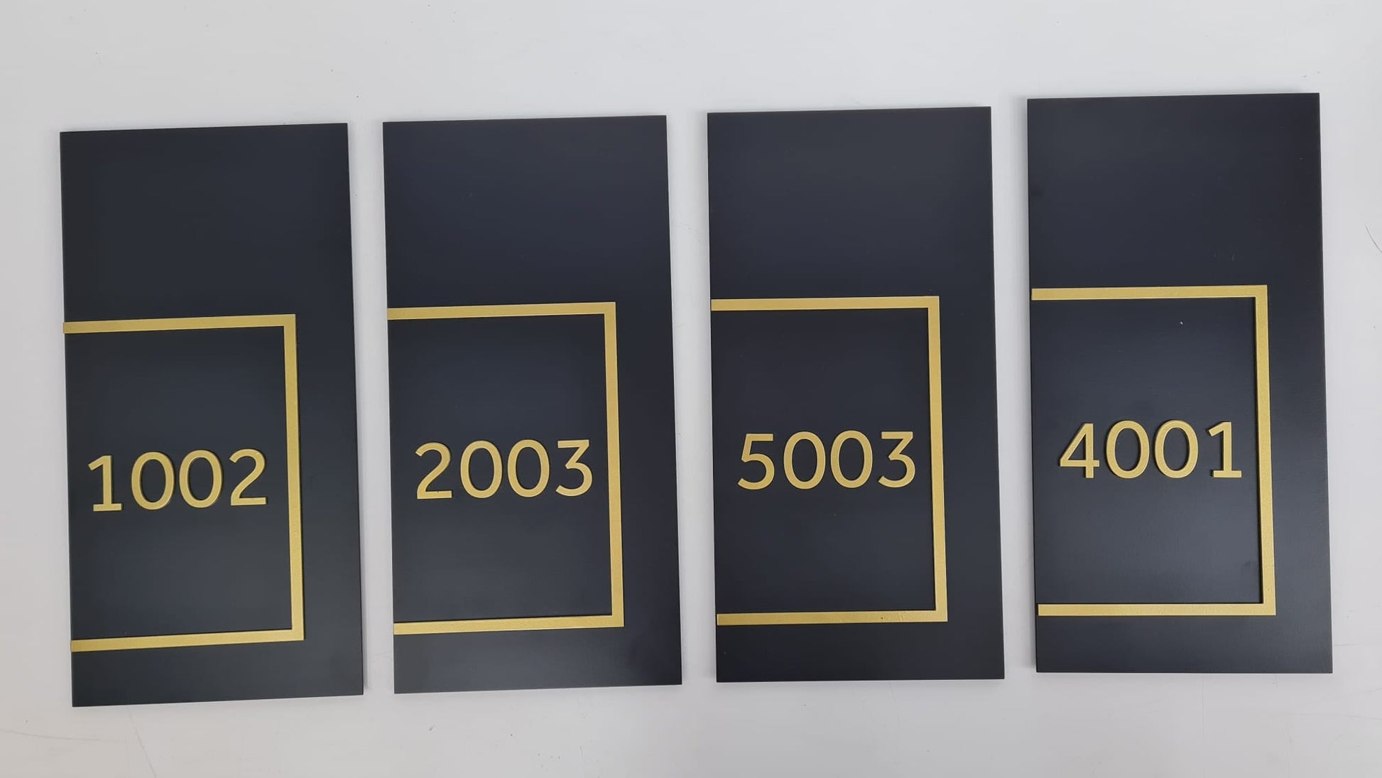 Modern otel dekorasyonuna uygun siyah ve gold metal oda numarası tabelası