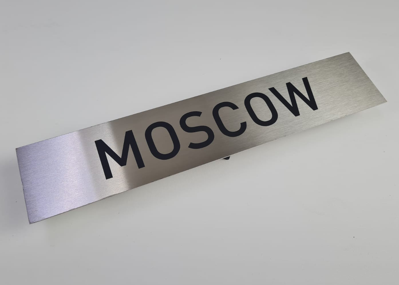 Moscow yazılı metal dünya saati altı şehir isimliği