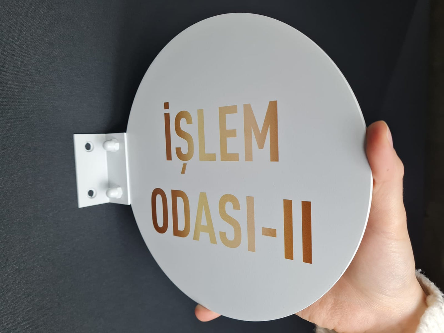 Muayene odası kapısı için özel üretim metal ve pleksi isimlik