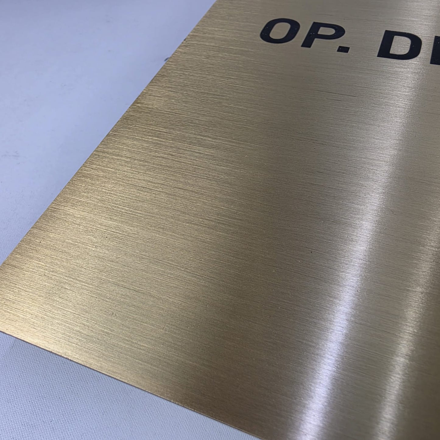 Kişiye özel muayenehane tabelasının satine metal yüzey ve yazı uygulaması detayı