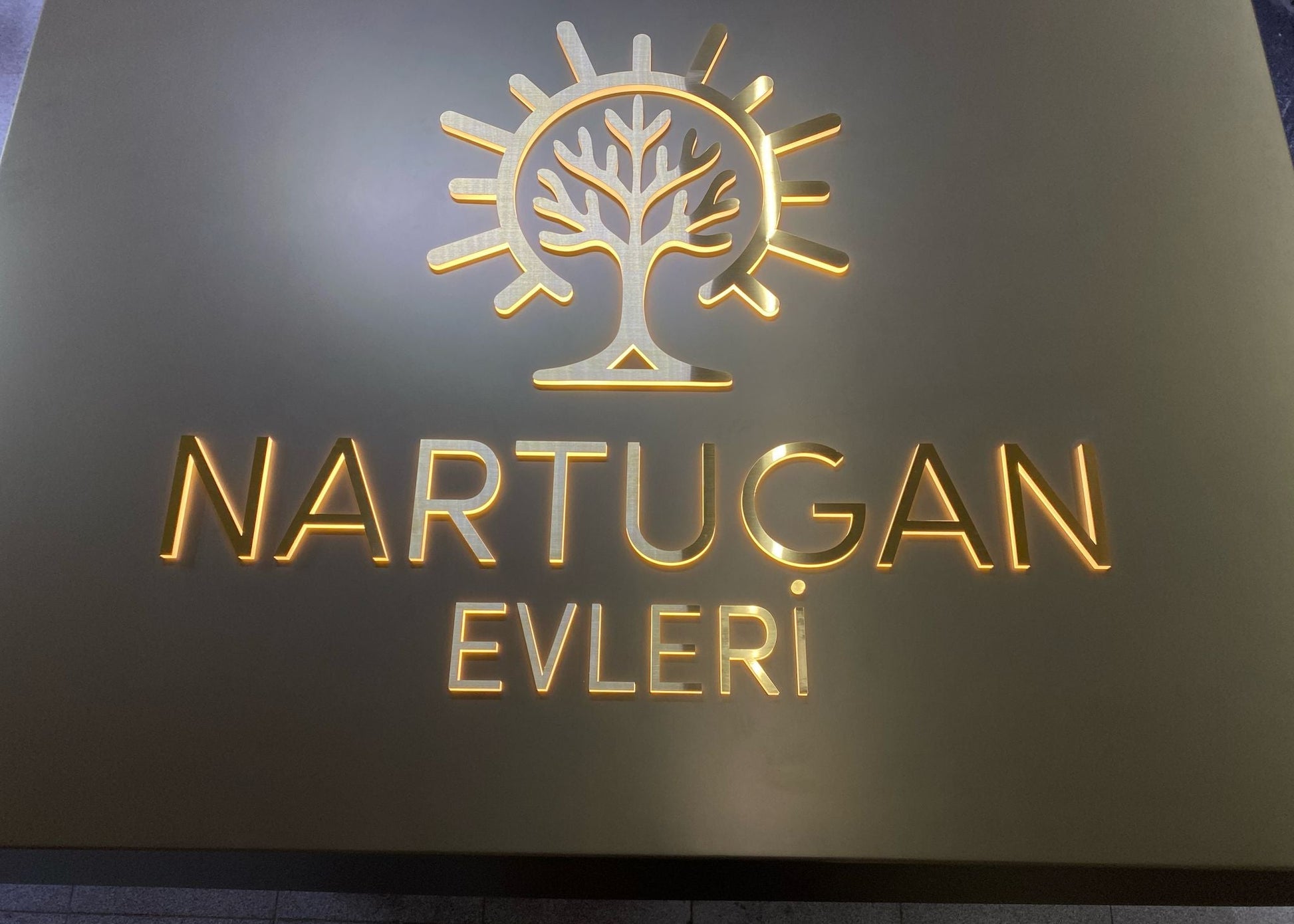 Nartugan Evleri için metal ve akrilik detaylarla hazırlanan giriş tabelası