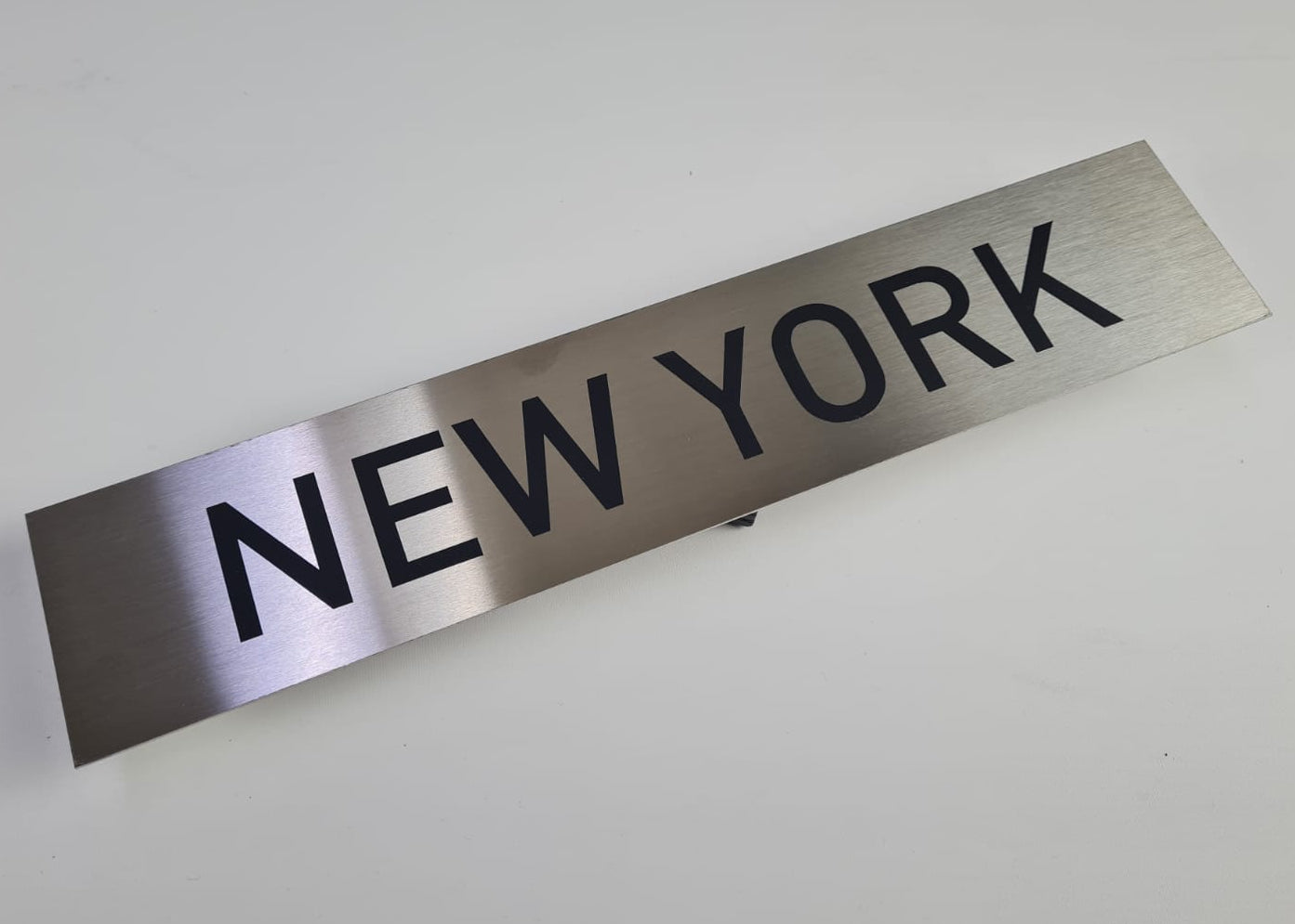 New York yazılı paslanmaz çelik şehir isim plakası