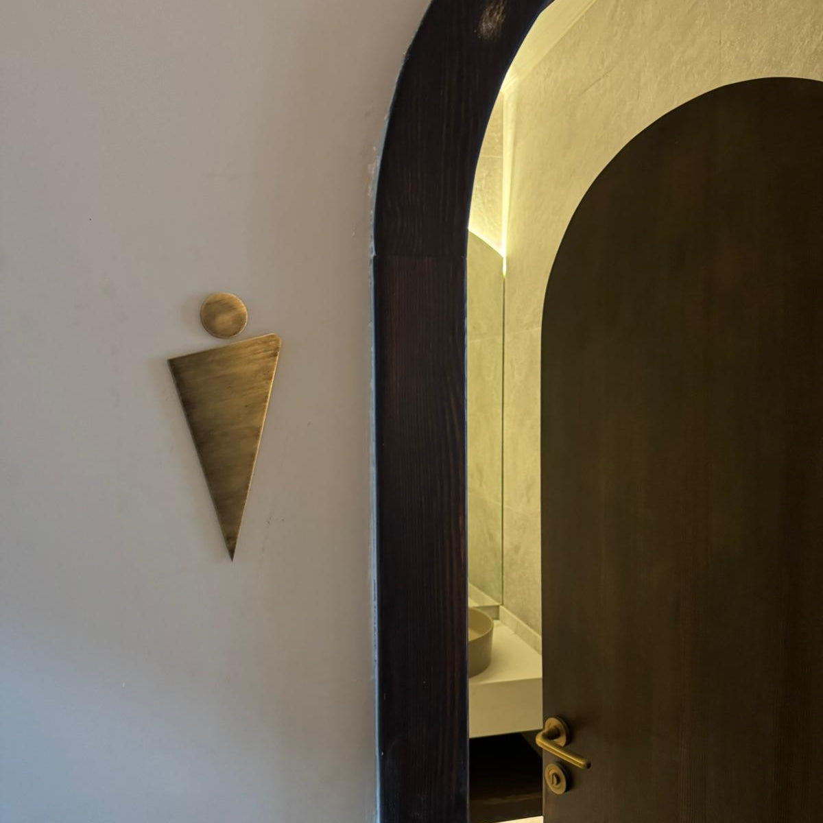 Ocakbaşı restoranları için tasarlanan kadın erkek WC işaretleri ve yönlendirme tabelası seti.