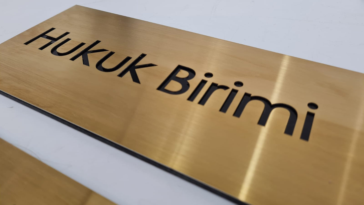 Ofis koridorunda kullanılan kapı isimlikleri.