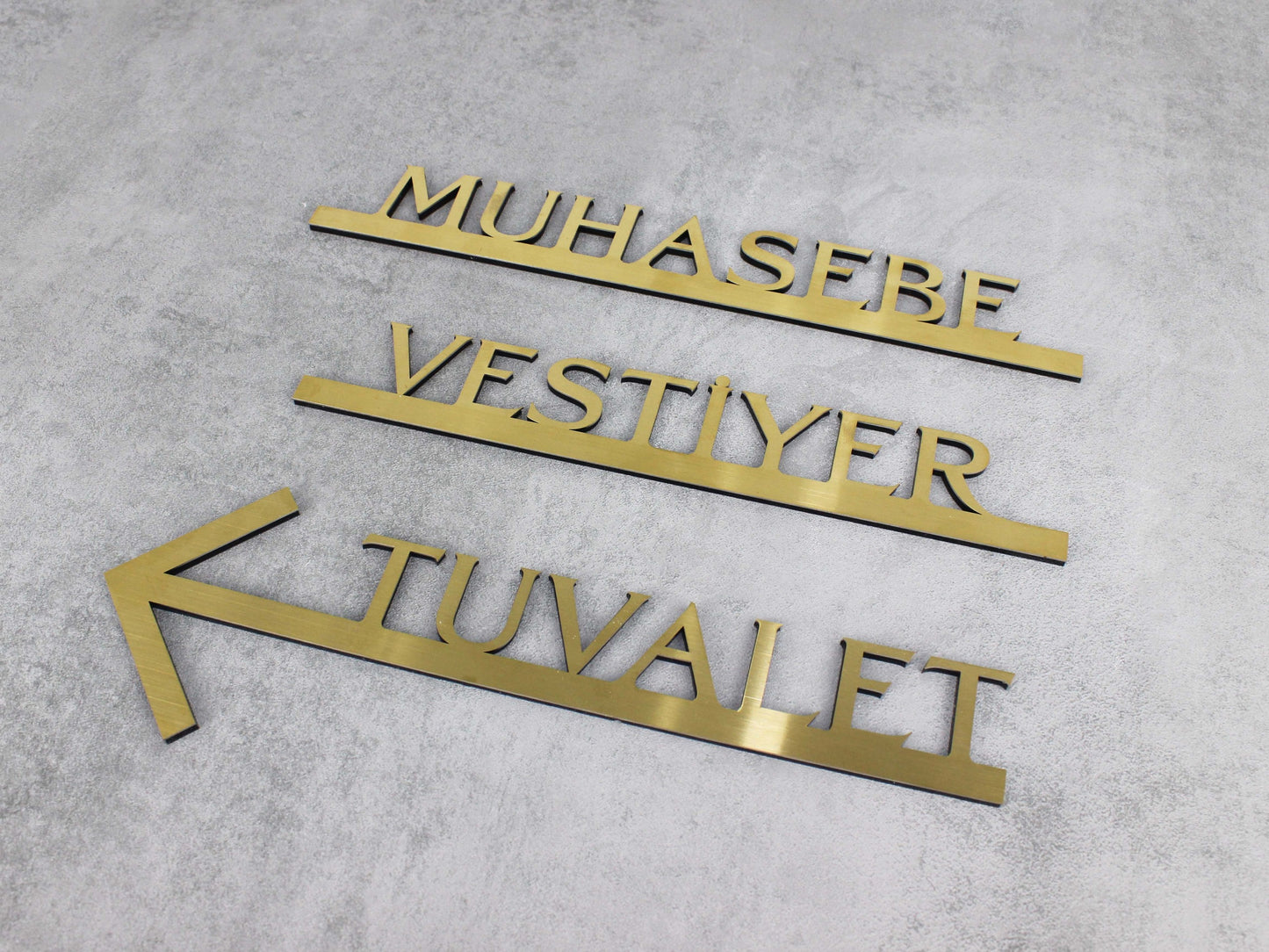 Muhasebe bölümü için gold metal ofis yönlendirme tabelası