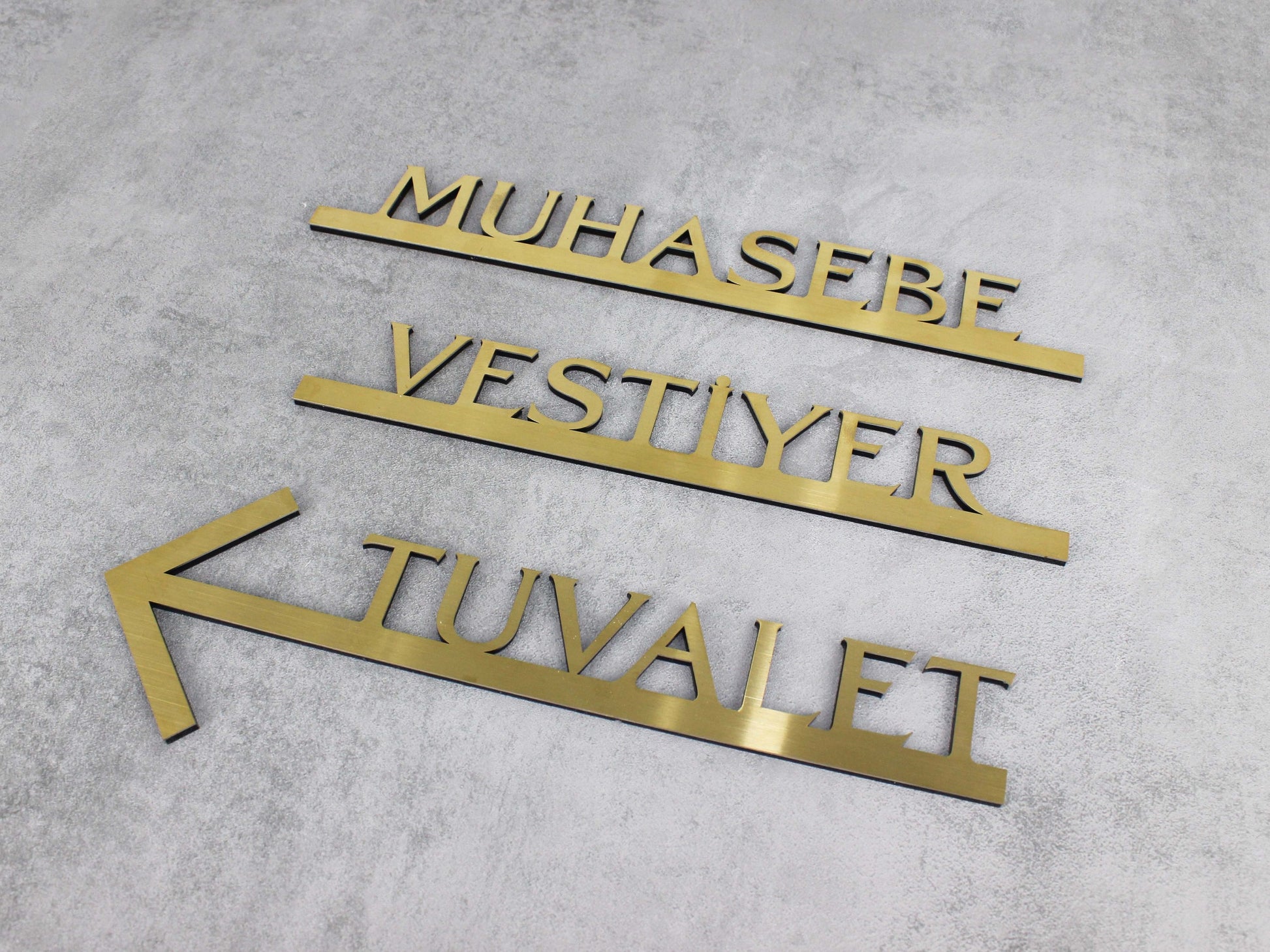 Muhasebe bölümü için gold metal ofis yönlendirme tabelası