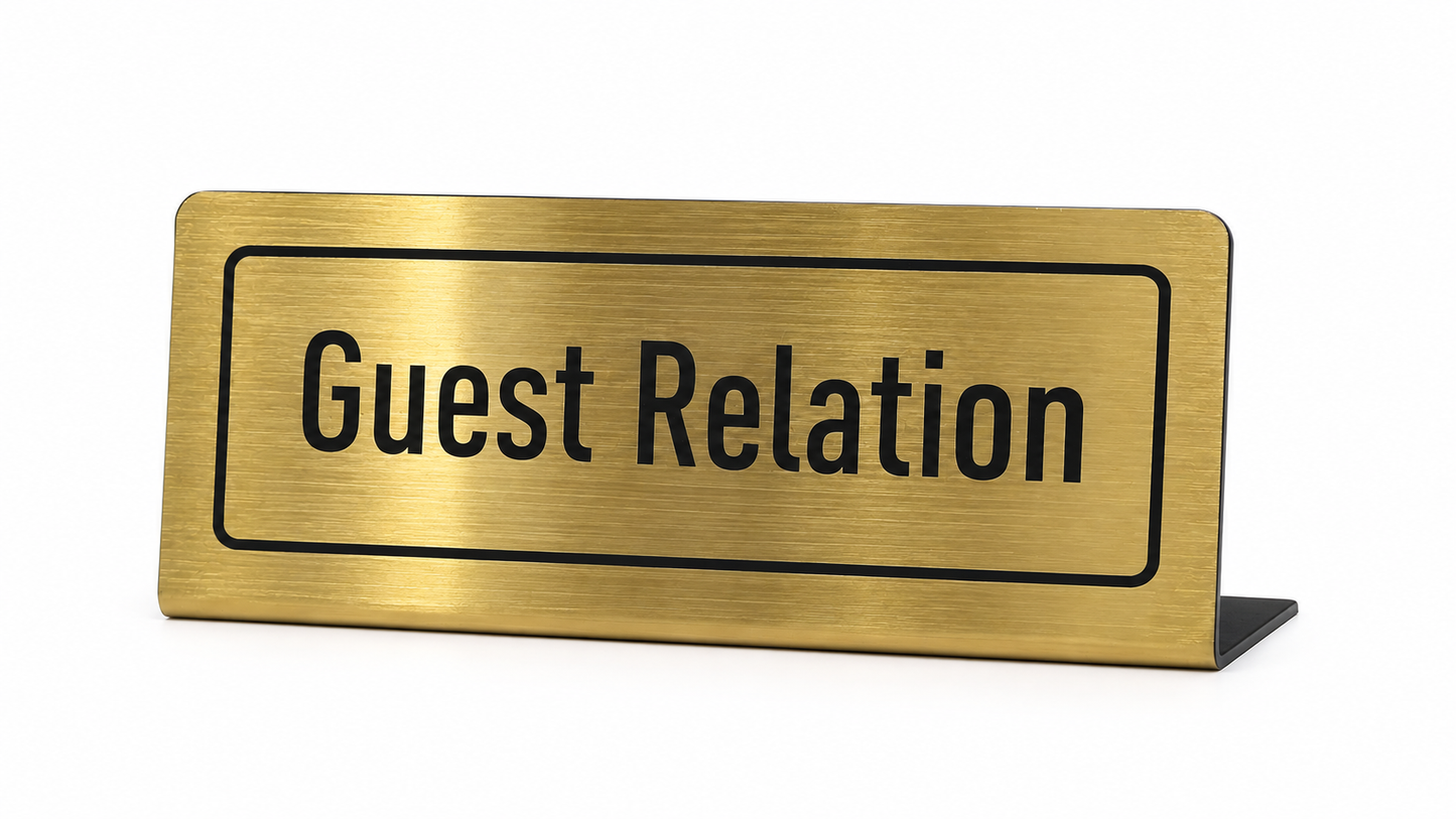 Otel resepsiyon ve lobi alanları için kişiselleştirilebilir Guest Relations masa tabelası.