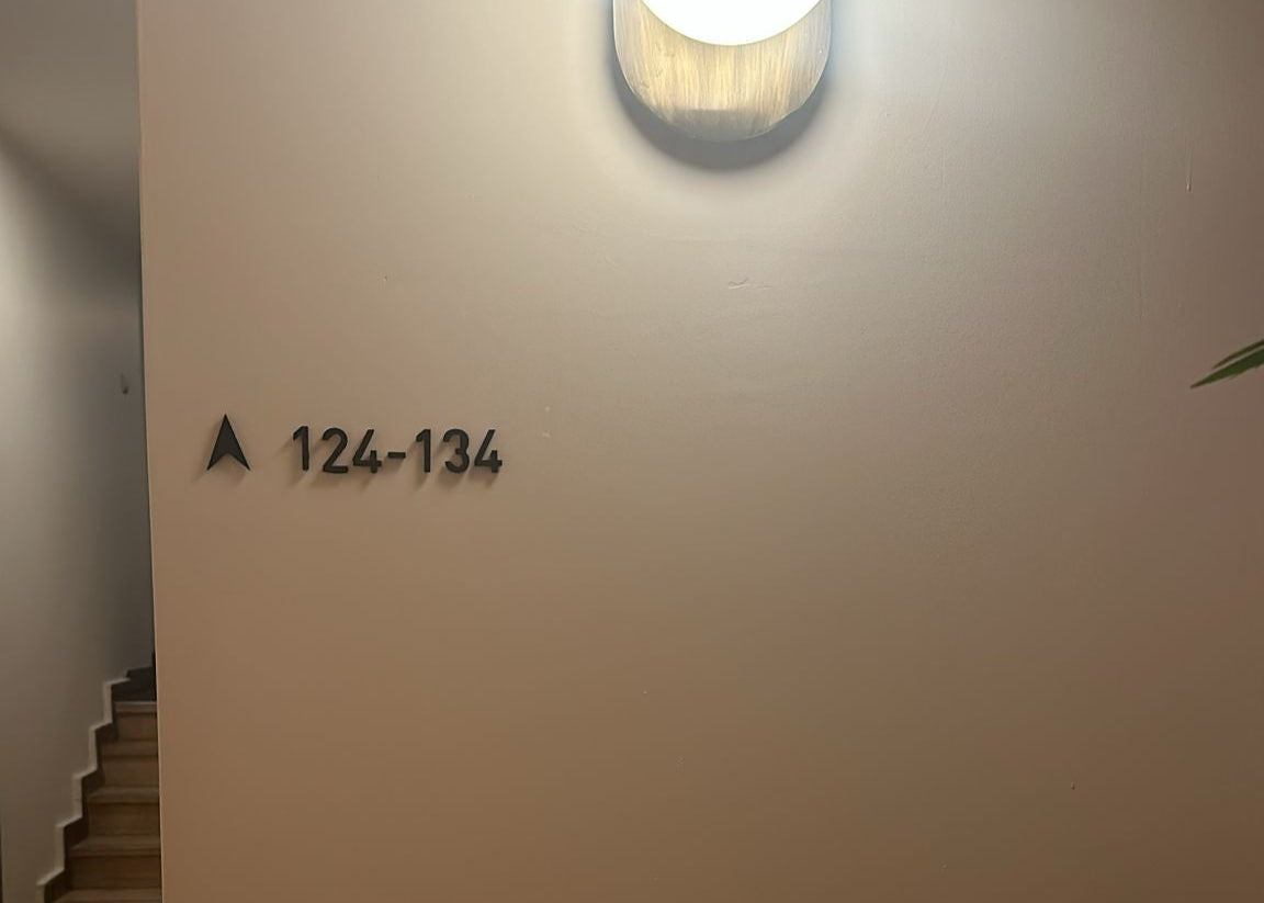 Otel koridoru için oda ve ortak alan yönlendirme işaretleri
