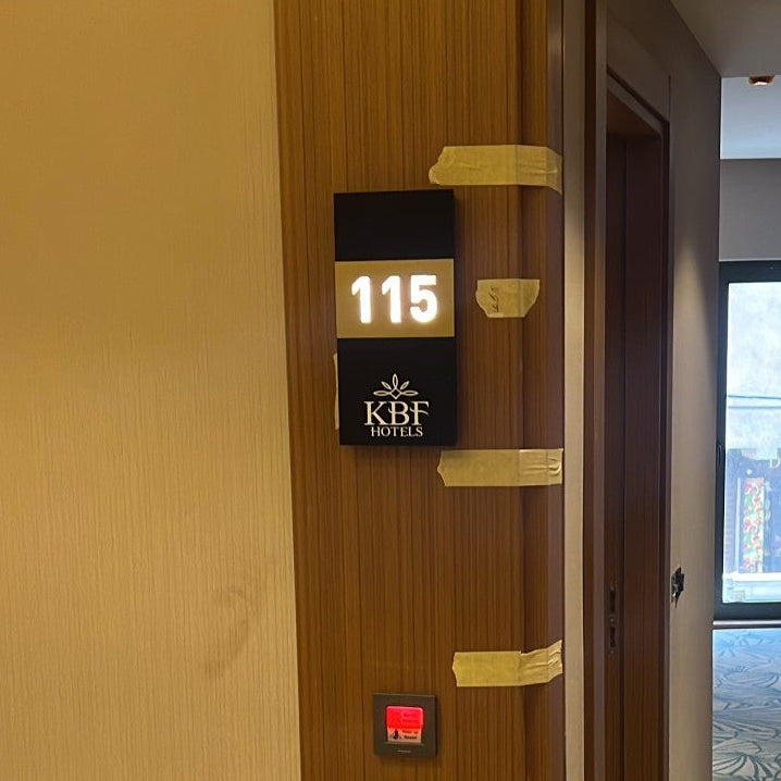 Otel koridorlarında kullanılan ışıklı oda numarası tabelası