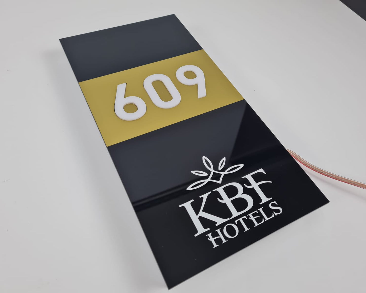Otel logosu ve oda numarasını bir arada gösteren kapı tabelası