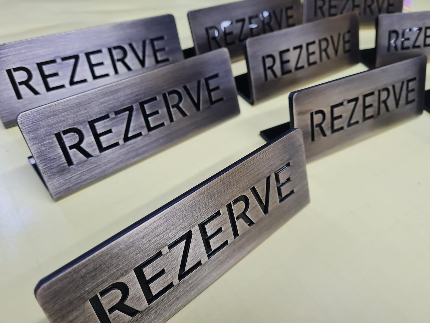Otellerde VIP ve rezervasyonlu masalar için kullanılan metal reserved masa yazısı.