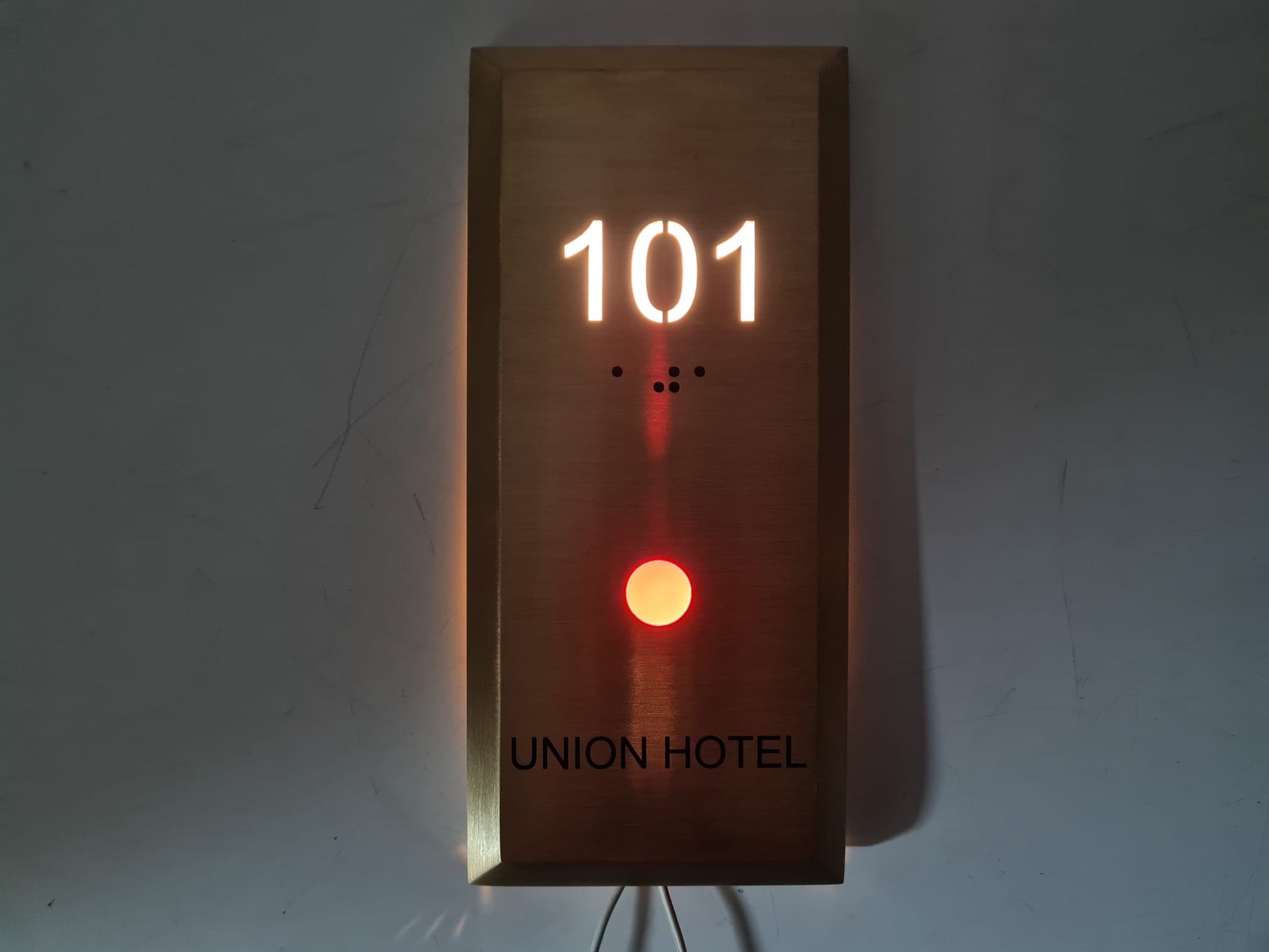 Işıklı otel oda numarasının karanlık ortamda LED aydınlatma görünümü