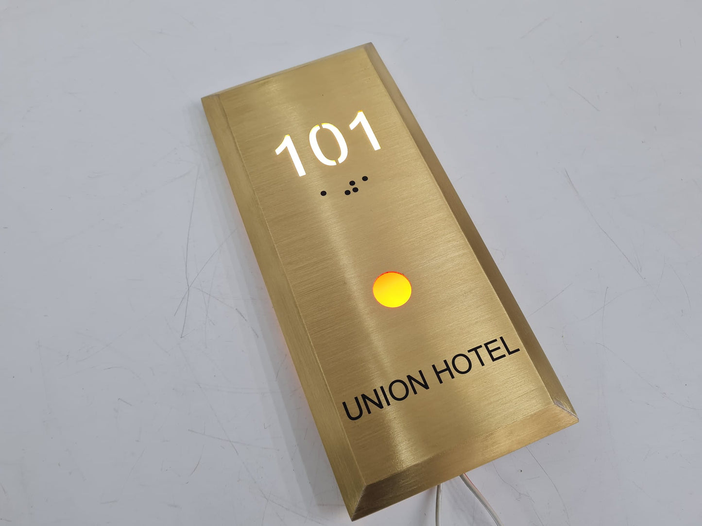 Pirinç otel oda tabelası üzerindeki ışıklı DND durum göstergesi