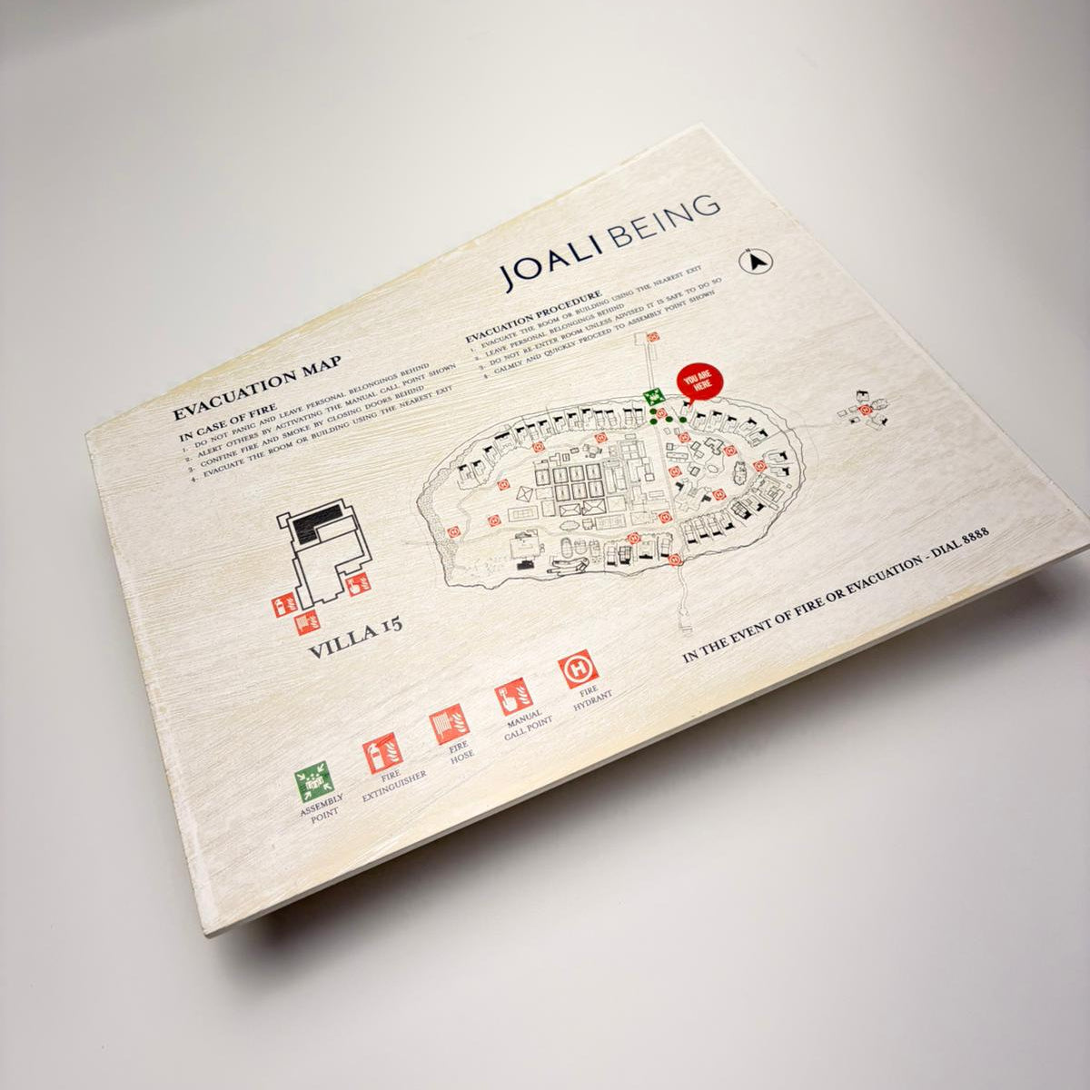 Otel odası kapı arkasında kullanılan acil durum ve yangın tahliye haritası