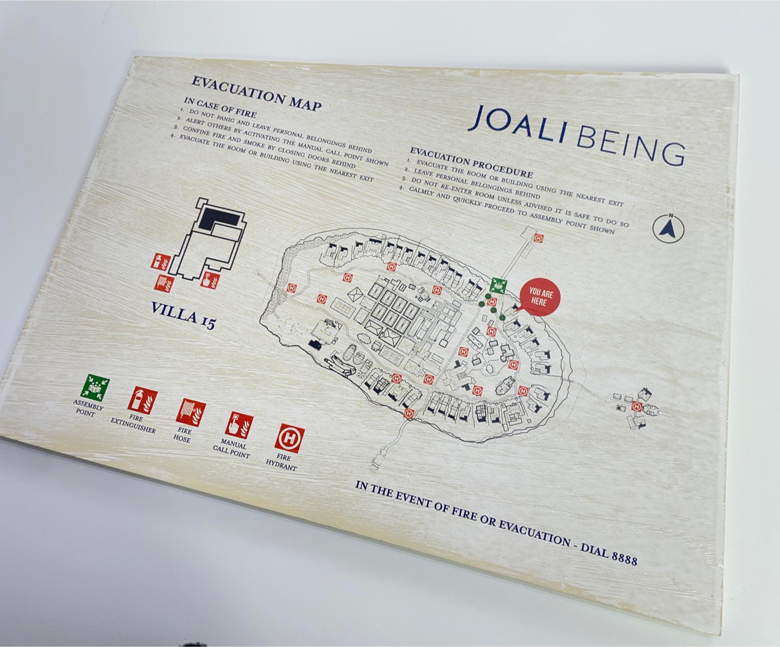 Otel odası kapı arkasında asılı yangın kaçış planının genel görünümü