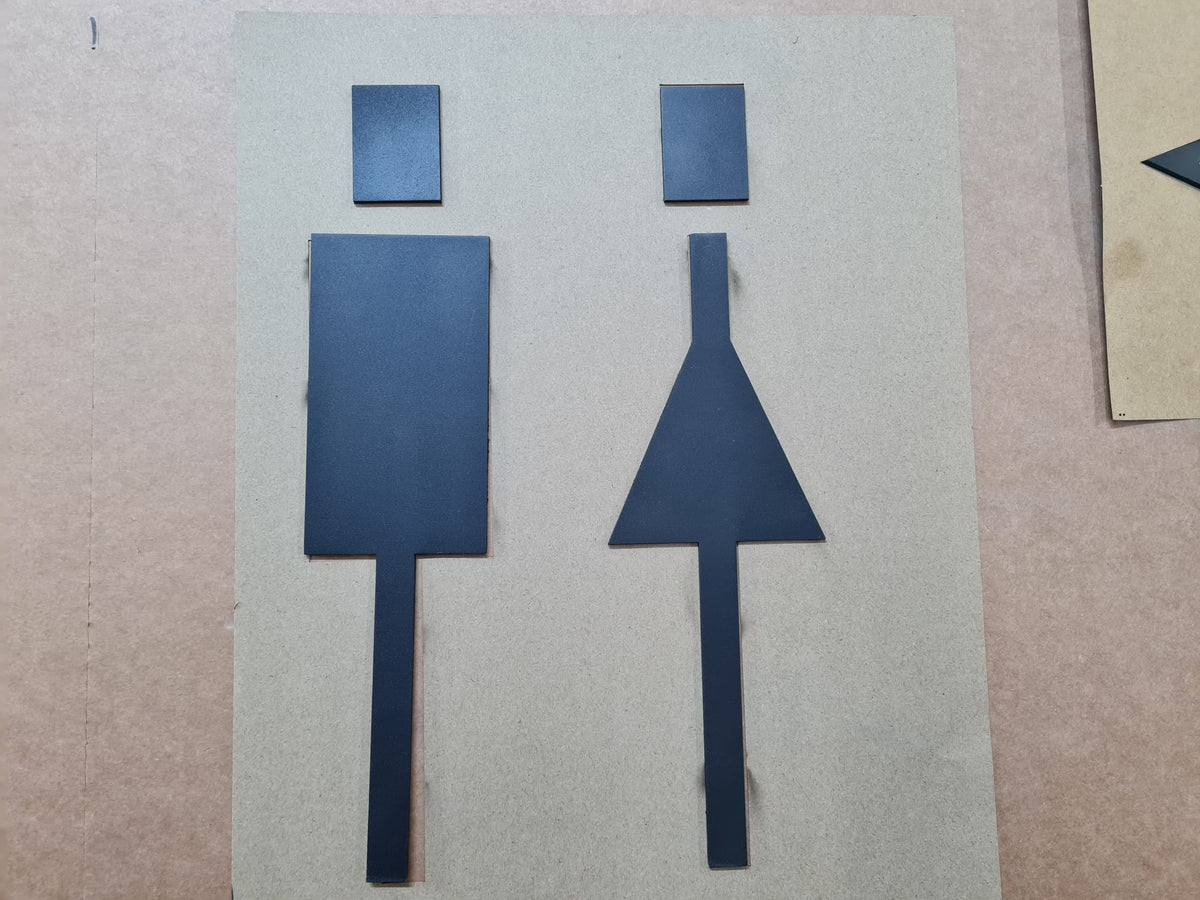 Otel WC ve restroom alanları için siyah metal yönlendirme tabelası