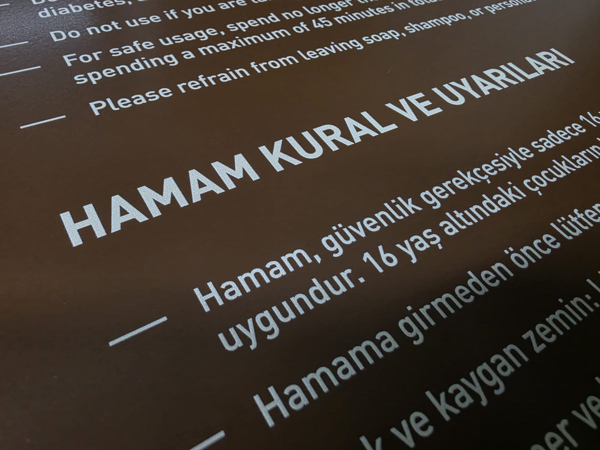 Otel ve spa alanları için metal tabelanın net UV baskılı yazı ve yüzey detayı