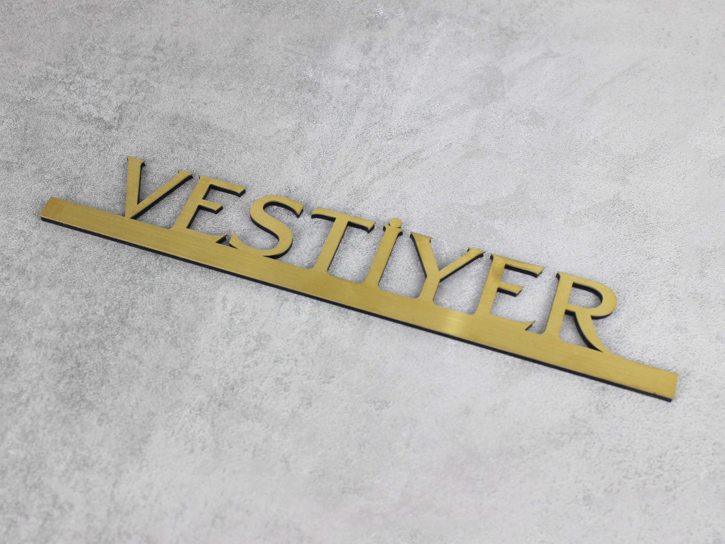 Otel ve restoran vestiyer alanları için dekoratif metal yönlendirme işareti