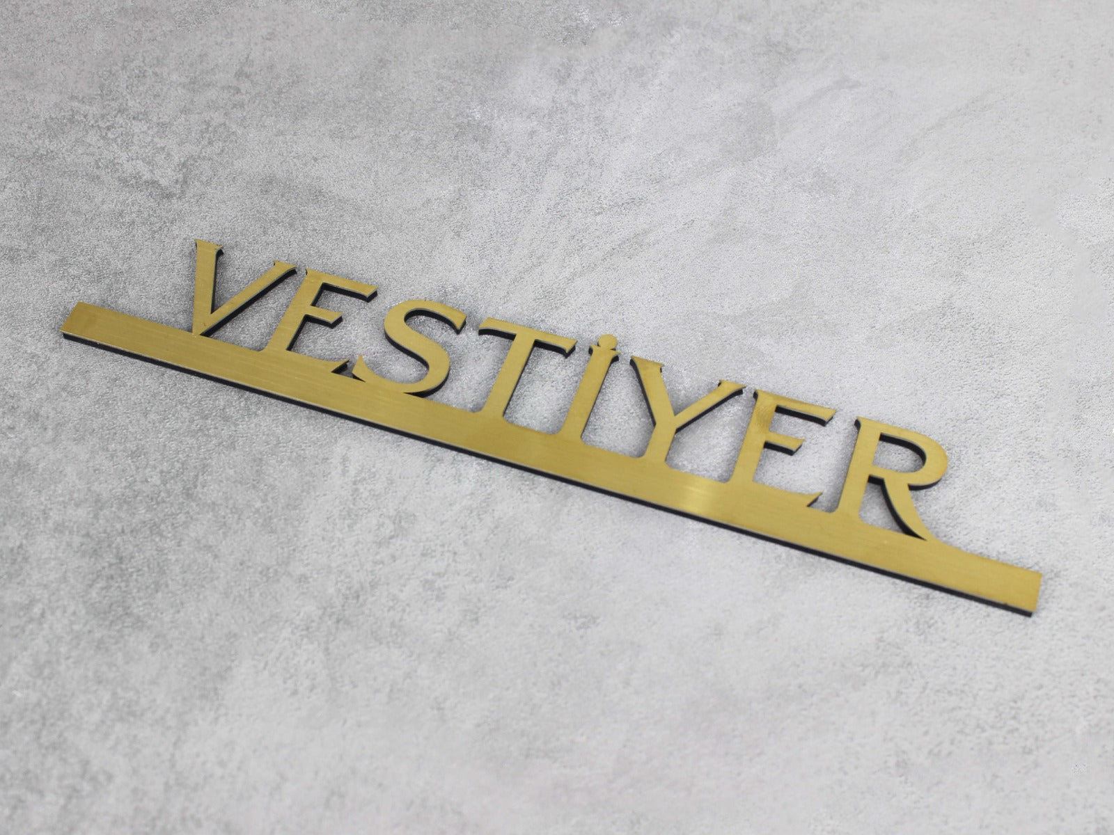 Otel ve restoran vestiyer alanları için dekoratif metal yönlendirme işareti