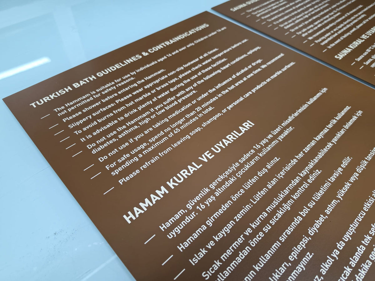 Otel wellness alanlarında misafir kuralları ve güvenlik bilgileri için metal pano