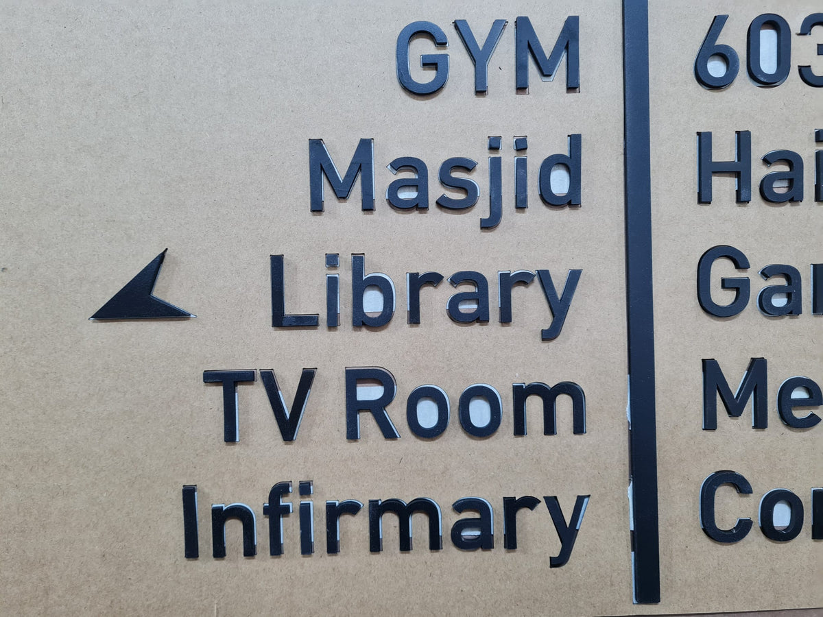 Otel oda ve bölümlerini gösteren siyah metal yönlendirme okları