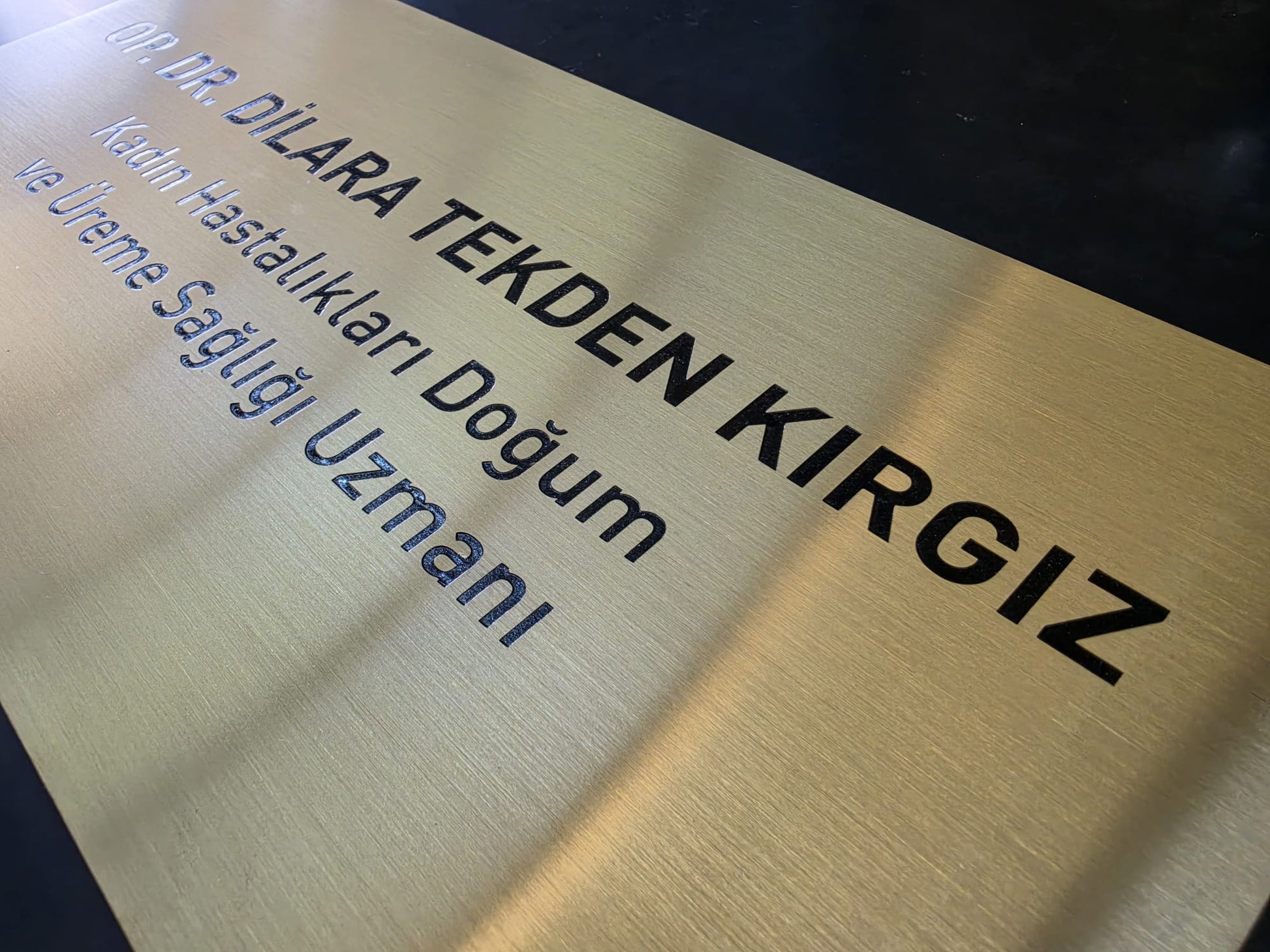 tabelasi.jpg
Özel muayenehane girişinde kullanılabilen doktor adı ve branş bilgili isimlik tabelası