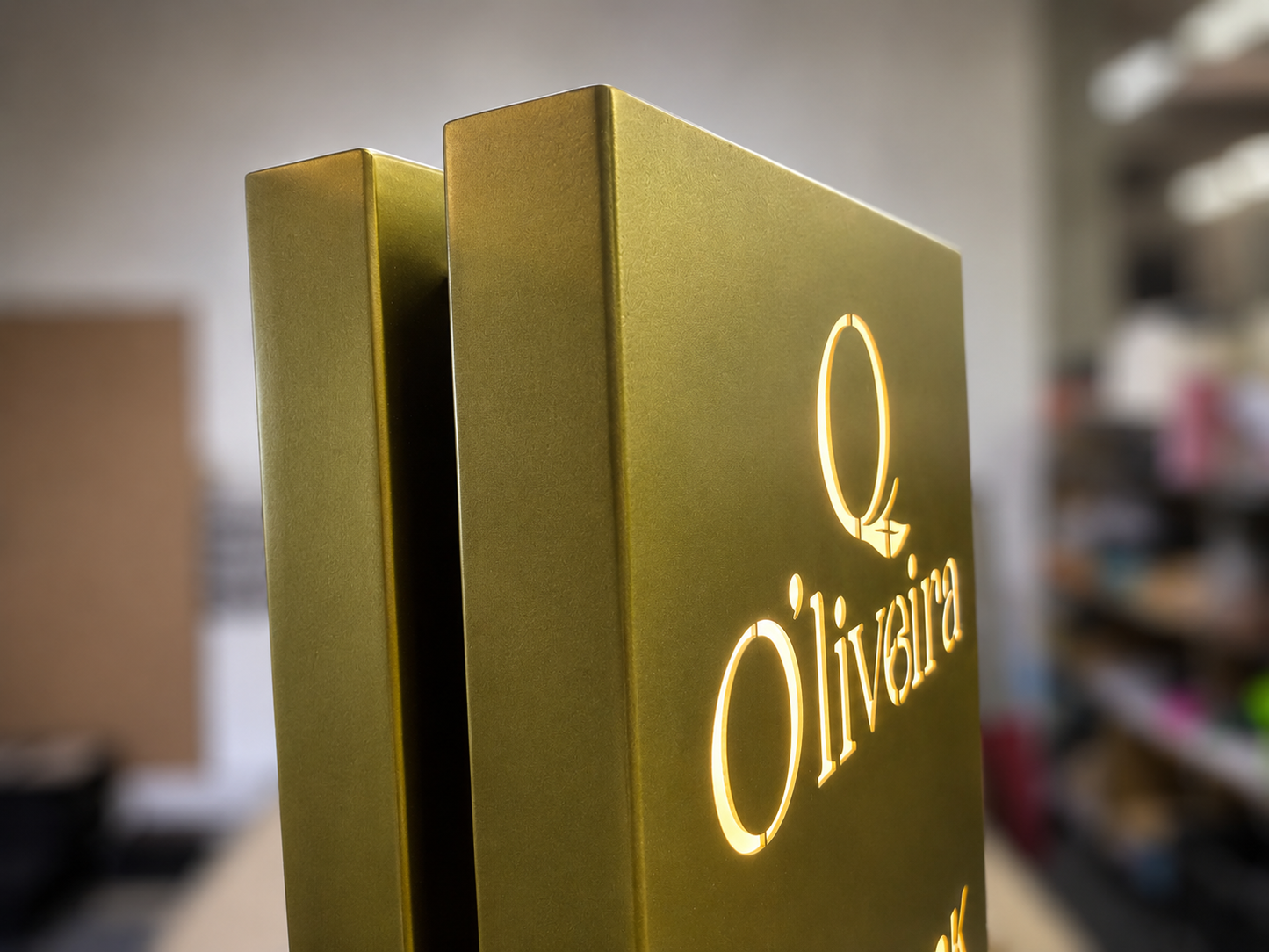 Oliveira işletmesine özel logo ve yazıyla hazırlanan otopark tabelası