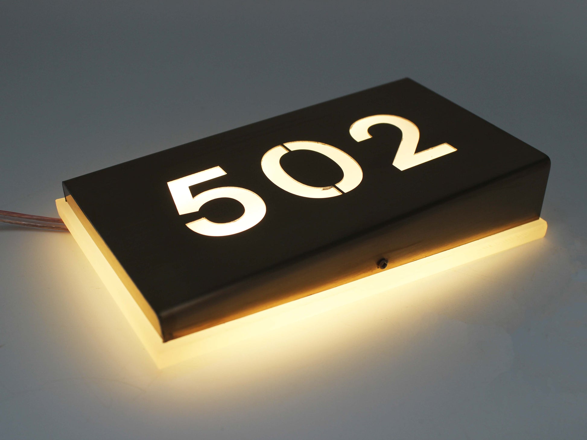 Paslanmaz çelik yüzeyli ışıklı oda levhası – 10x20 cm ölçü