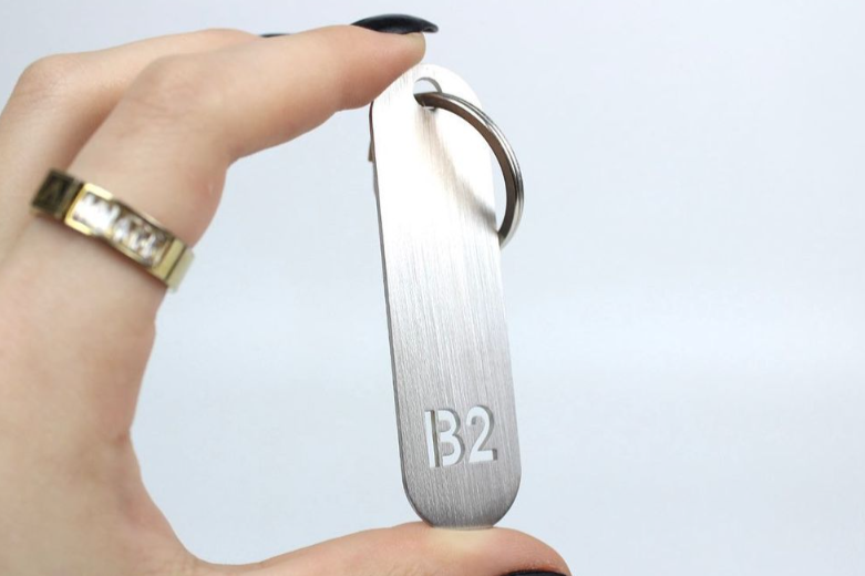 Silver renk paslanmaz çelik metal anahtarlık modern ve dayanıklı tasarımıyla