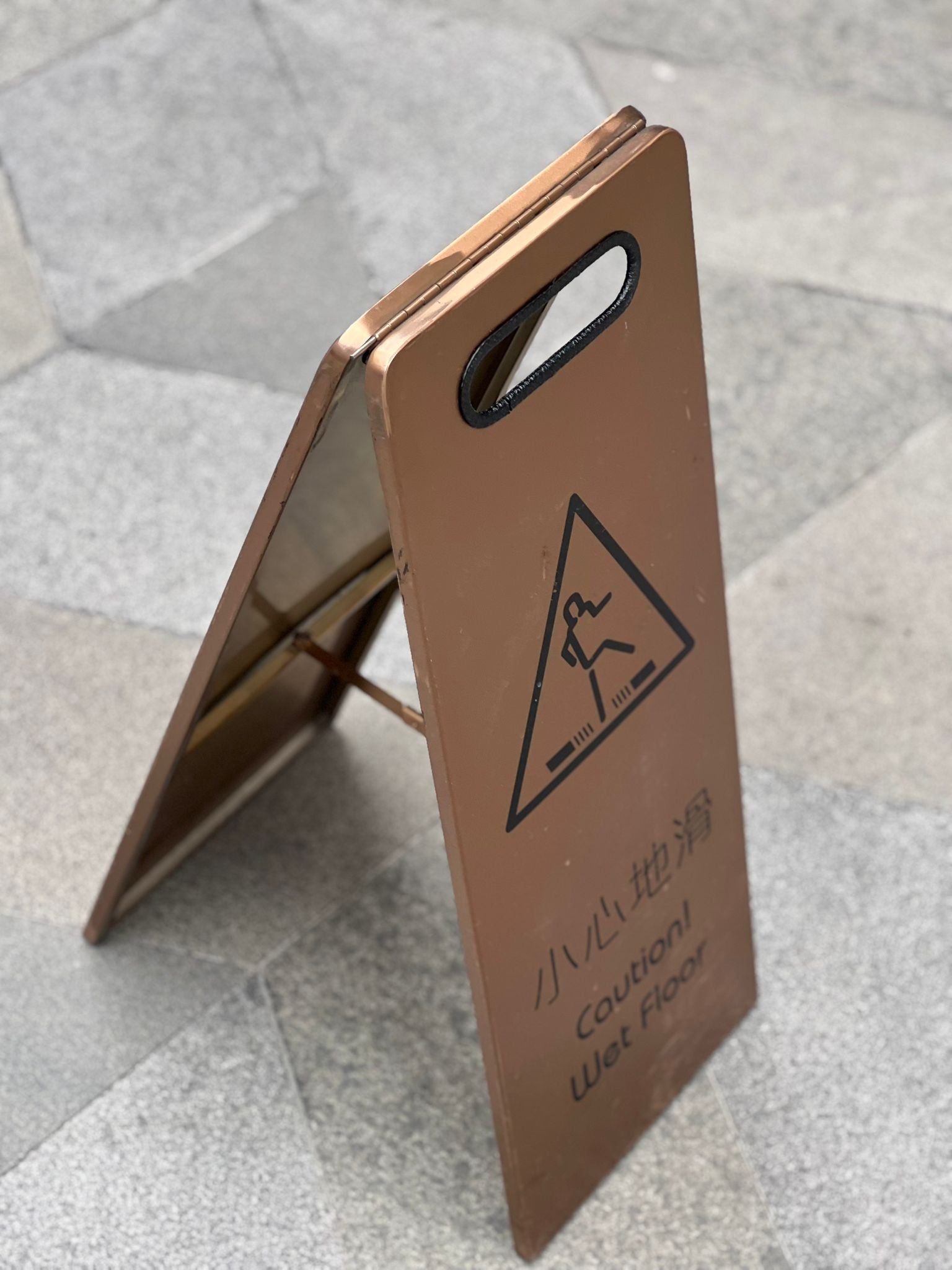 Paslanmaz metal kaygan zemin tabelası otel koridorunda şık görünümlü olarak kullanılıyor