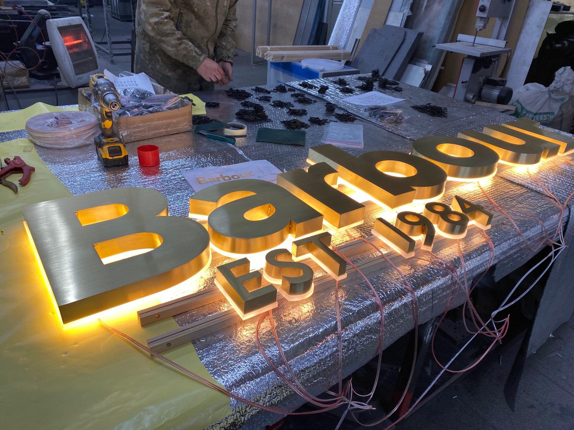 Paslanmaz metal, rakı pleksi ve LED aydınlatma kullanılan tabela