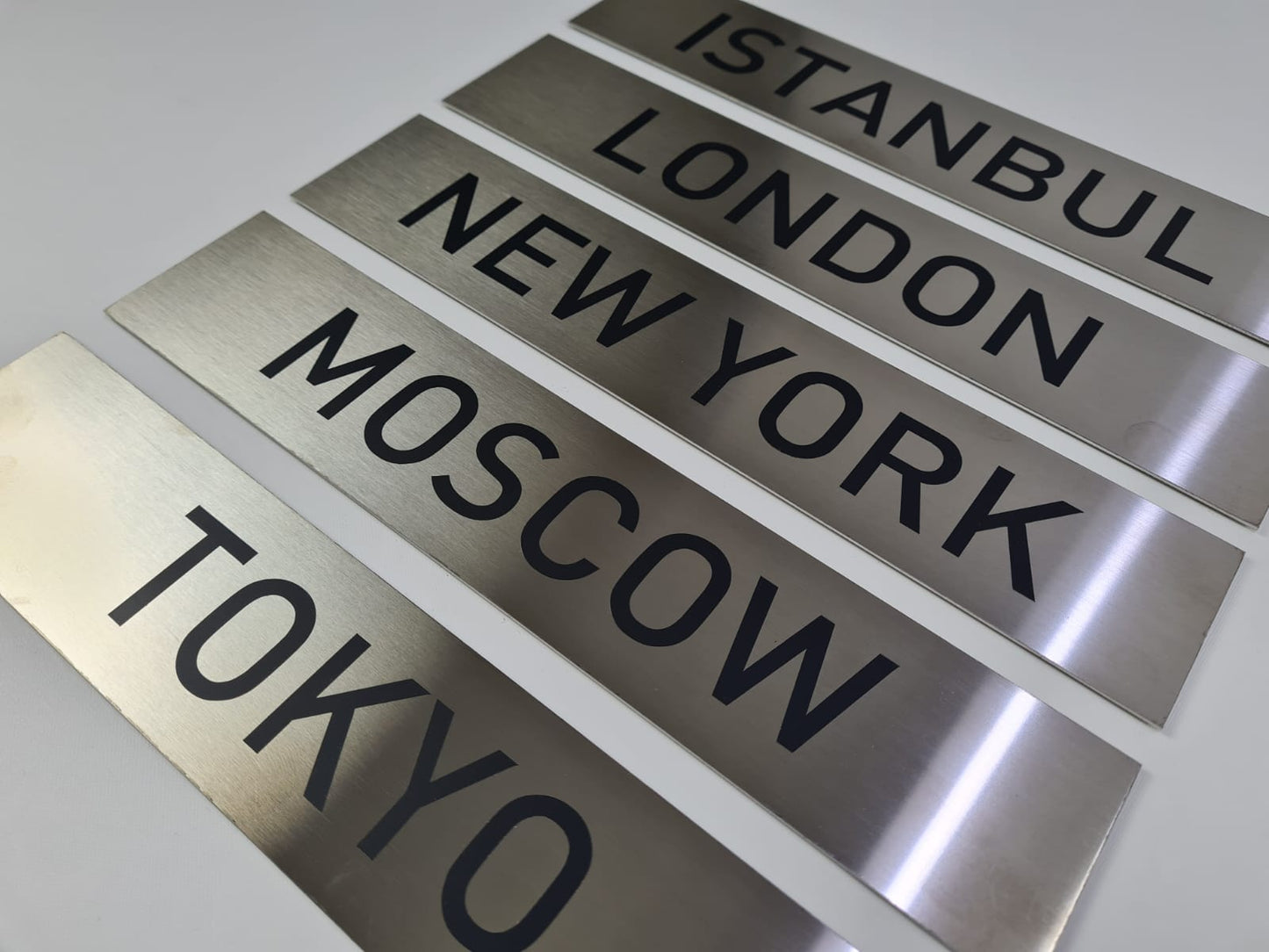 Ofis kapıları ve çalışma alanları için paslanmaz metal isimlik