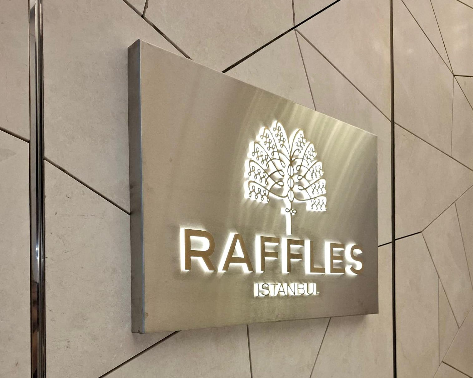 Raffles İstanbul satine paslanmaz ışıklı duvar tabelası uygulaması