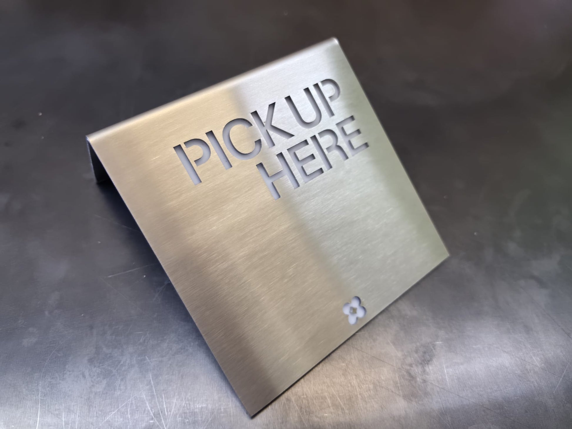 Dekupe Pickup Here yazılı paslanmaz çelik sipariş teslim tabelası