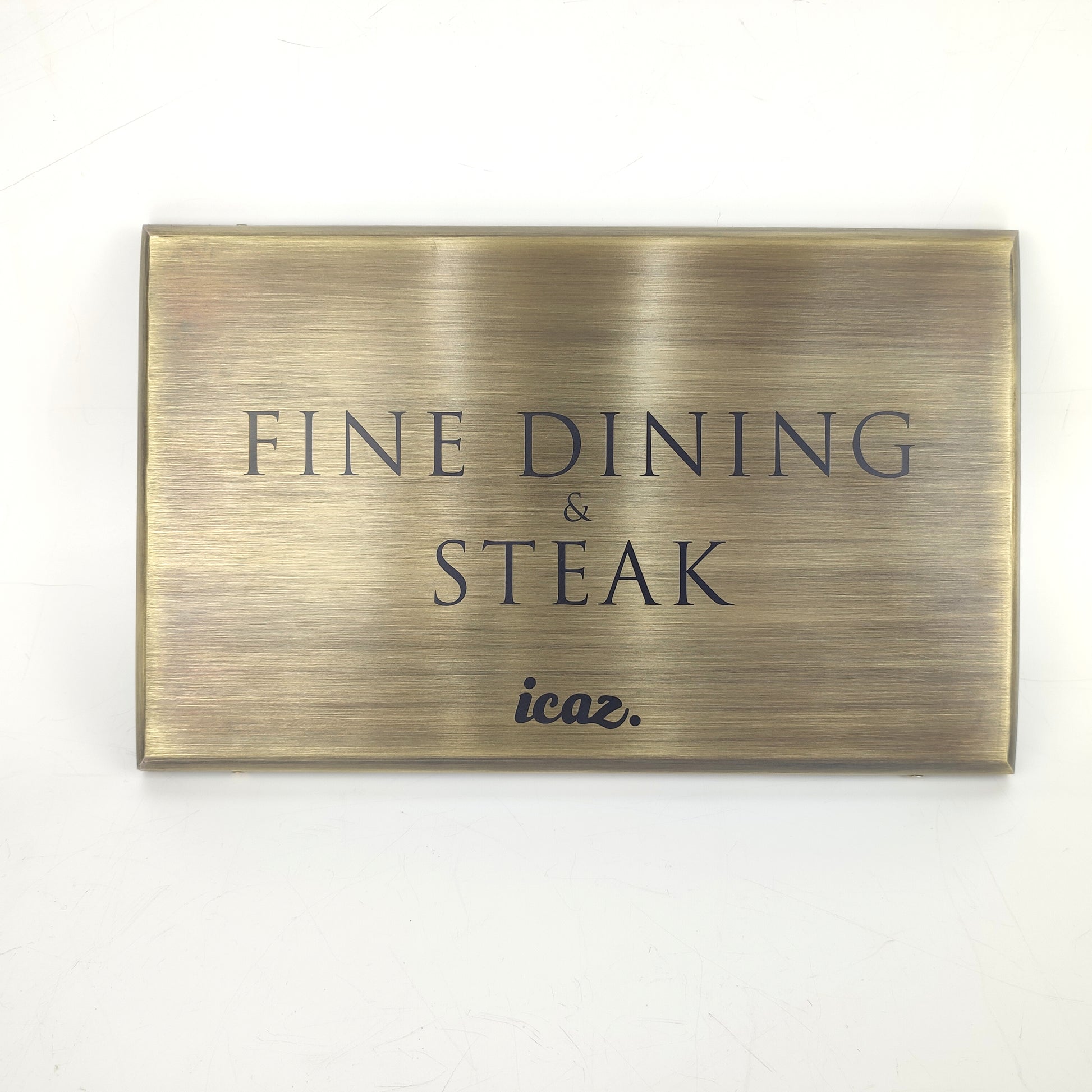 UV baskılı yazı içeriğiyle eskitme pirinç yüzeyli kapı levhası