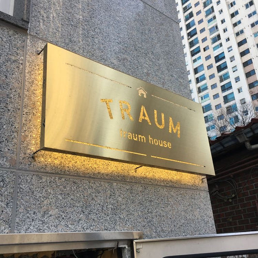 Dış cephede monteli ışıklı pirinç dekupe kutu giriş tabelası