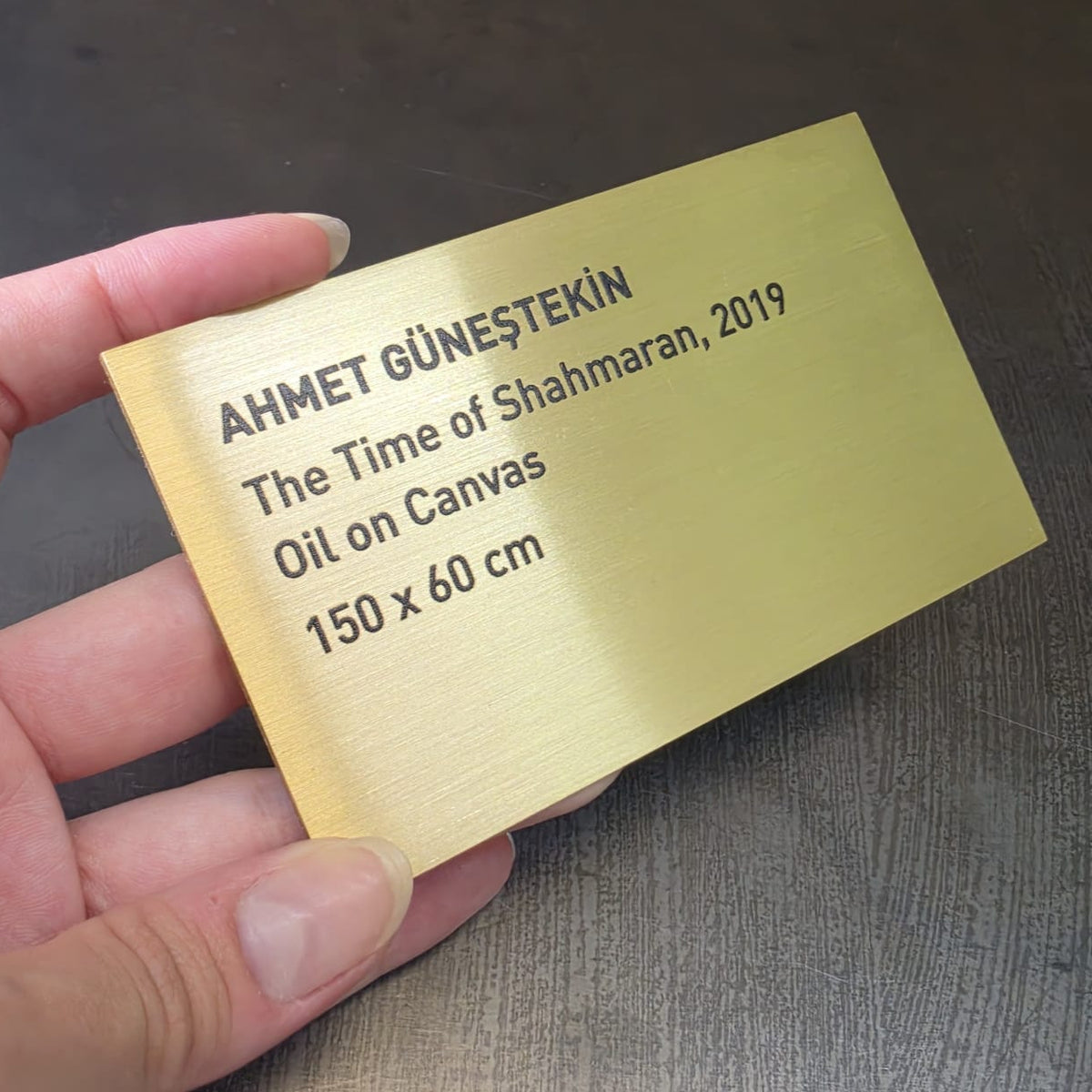 Pirinç sanat eseri bilgi plakasının satine gold metal yüzeyi ve kişiselleştirilmiş baskı detayı