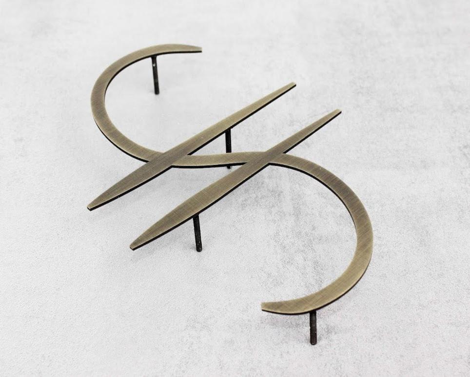 2 mm satine eskitme pirinç malzemeden üretilmiş kurumsal duvar logo harfleri.
