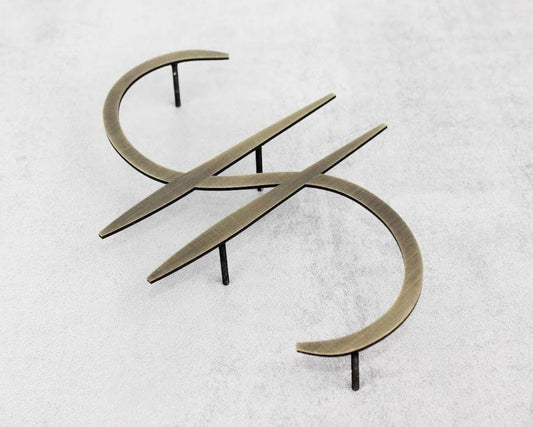 2 mm satine eskitme pirinç malzemeden üretilmiş kurumsal duvar logo harfleri.