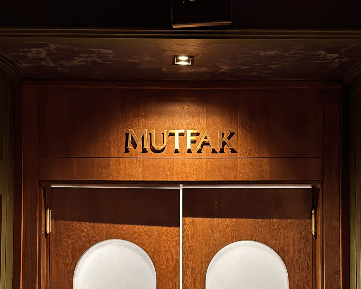 Restoran mutfak girişinde kullanım için masif pirinç kabartma MUTFAK duvar yazısı