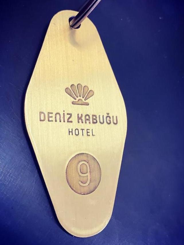 Pirinç malzemeden üretilmiş, asit indirme teknikli 4x8 cm ölçülerinde otel oda anahtarlığı, logolu ve özel tasarım metal model.