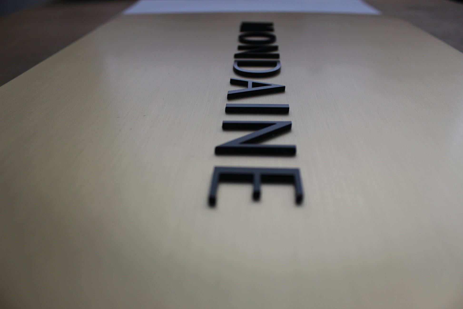 Duvar montajına uygun pirinç pleksi kabartma harfli tabela. Üç boyutlu görünümüyle profesyonel duruş kazandırır.