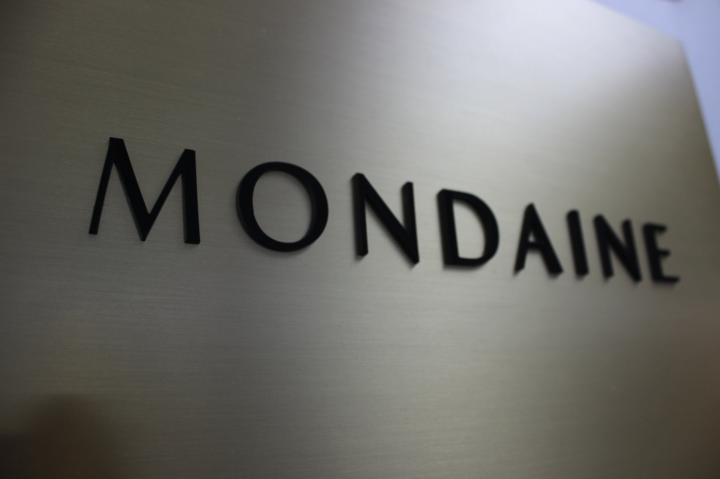 Gerçek pirinç yüzey üzerine siyah pleksi kabartma harflerle hazırlanmış lüks giriş tabelası. Otel ve fine dining restoranlar için prestijli görünüm sağlar.