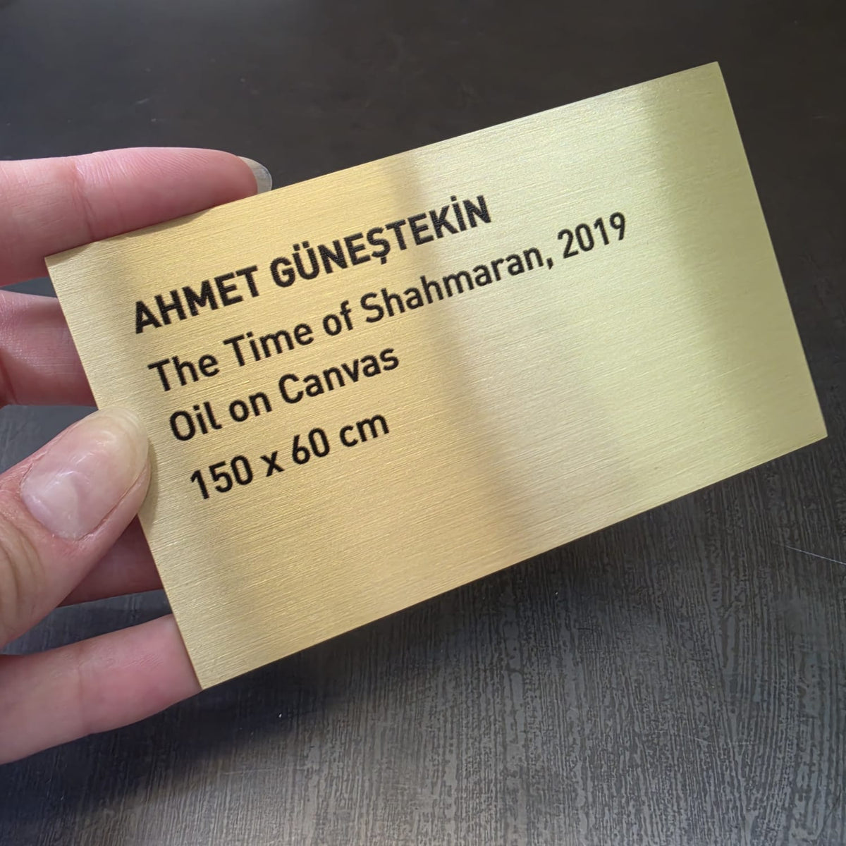 Satine gold renk pirinç sanat galerisi künye levhası, sanatçı ve eser açıklama bilgileri
