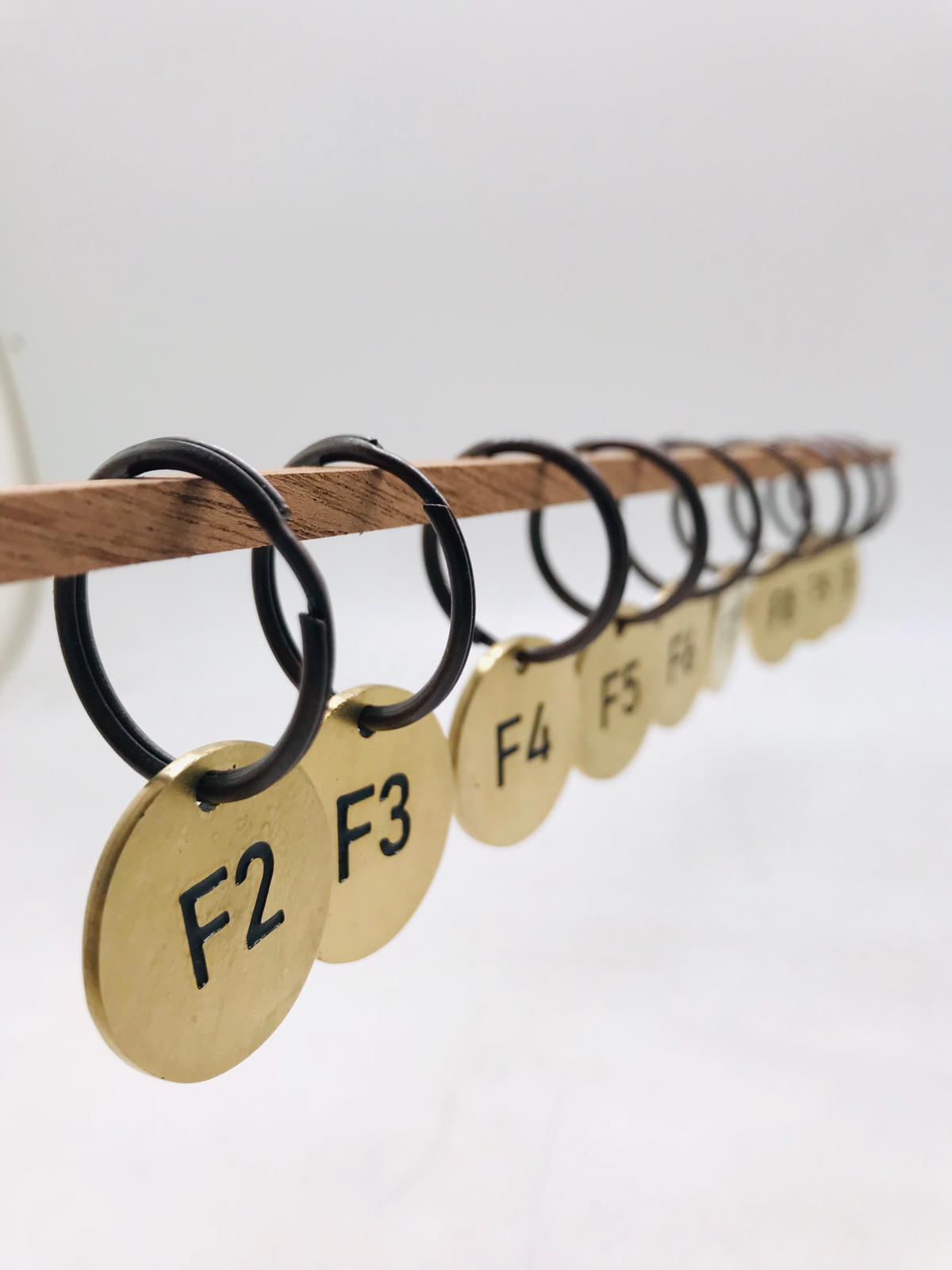 Çift taraflı baskılı 4 cm çapında pirinç vestiyer anahtarlığı