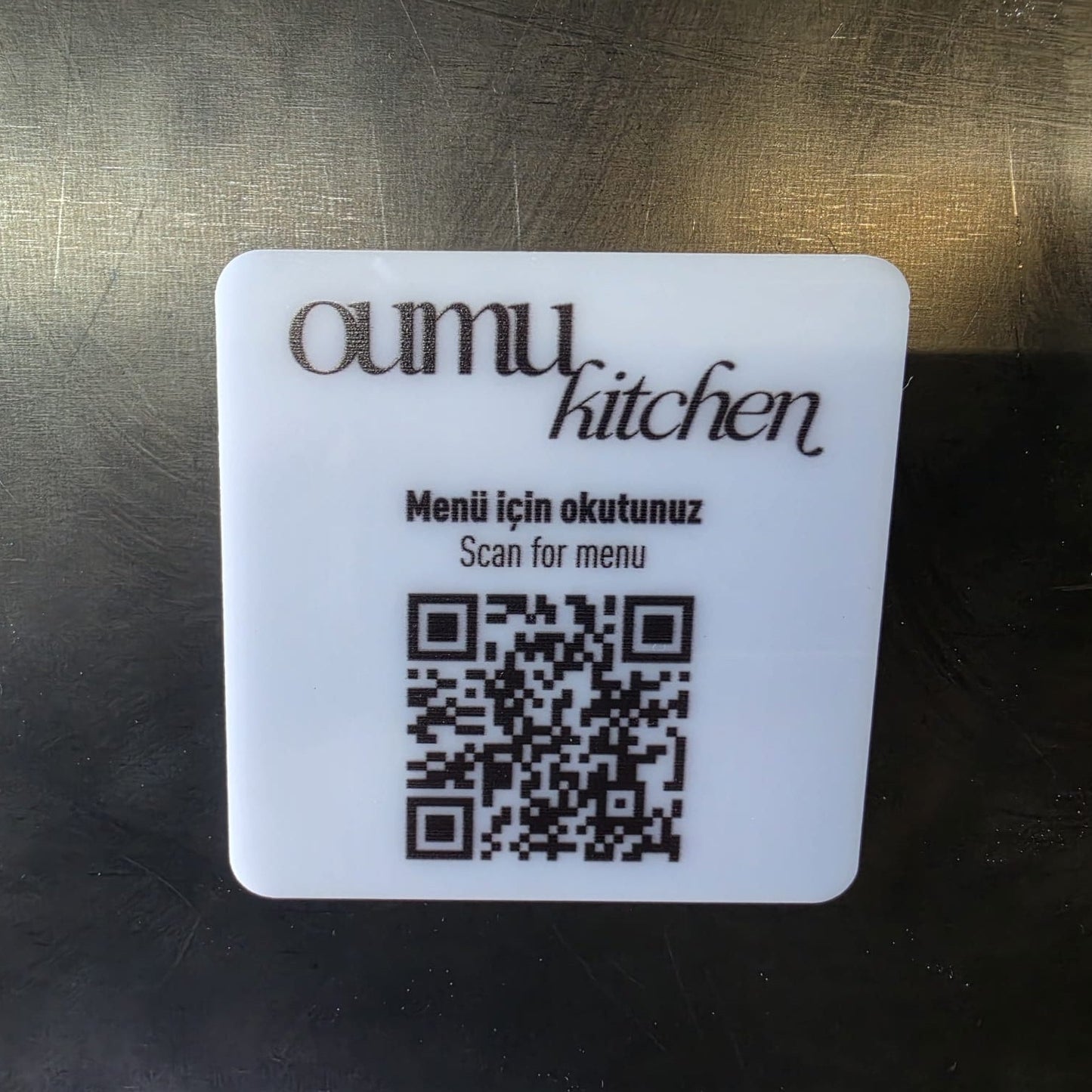 Kafe ve restoran masalarında kullanılan beyaz pleksi QR kod etiketi.