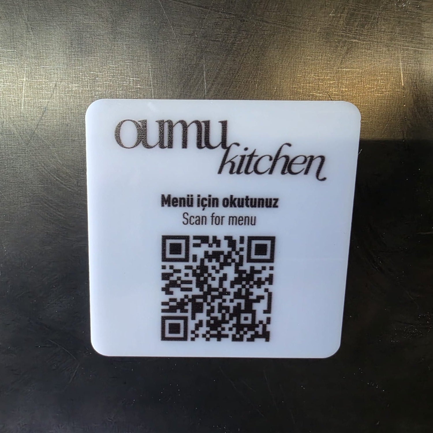 Kafe ve restoran masalarında kullanılan beyaz pleksi QR kod etiketi.
