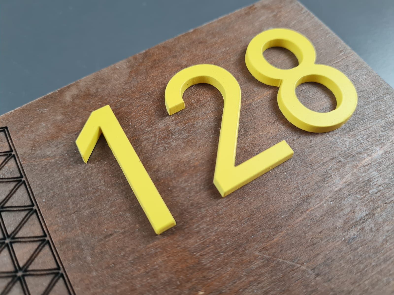Ahşap zemin üzerine pleksi kabartma rakam detay görünümü