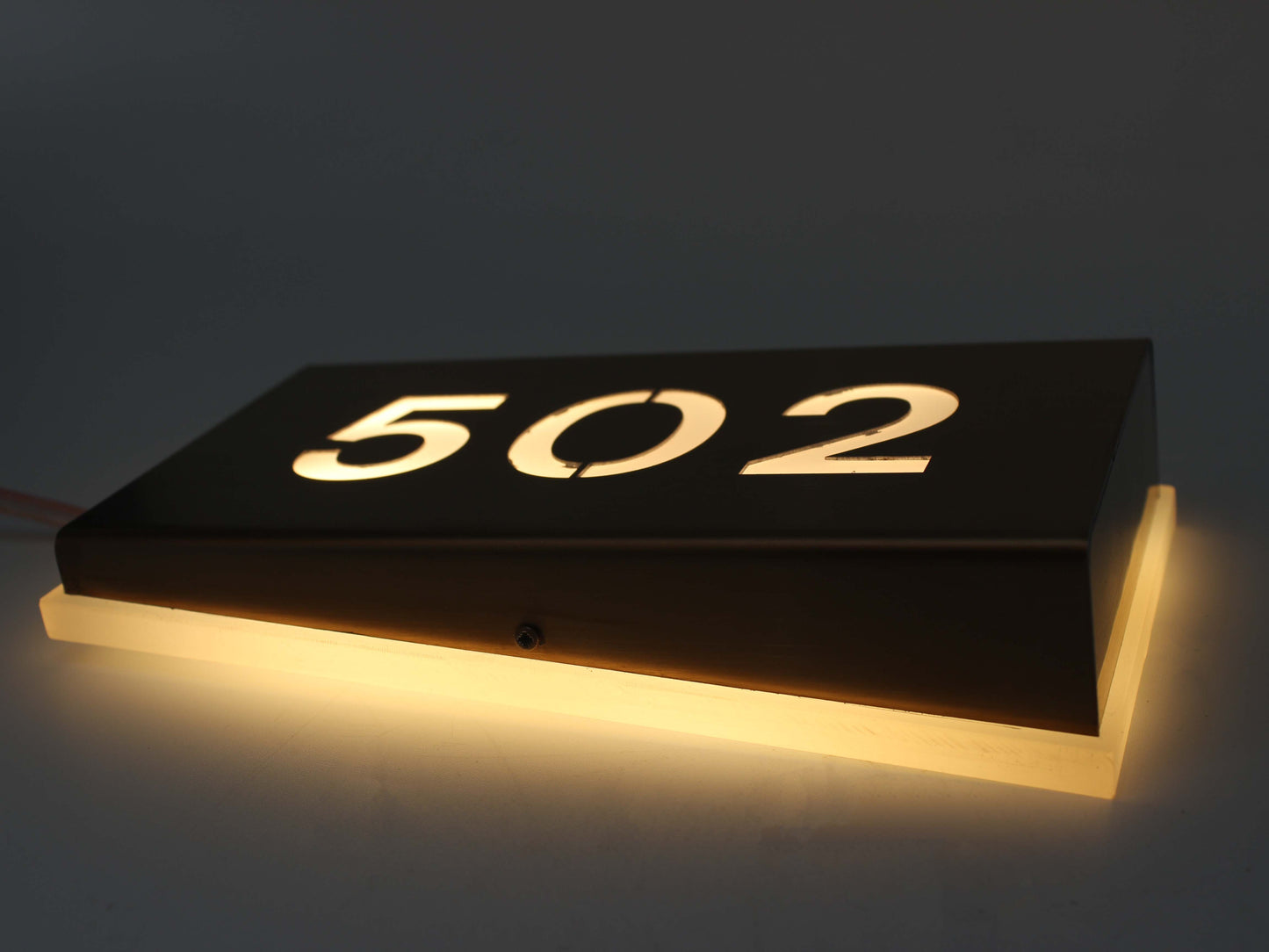 Altın renkli LED ışıklı kapı numarası – premium tasarım